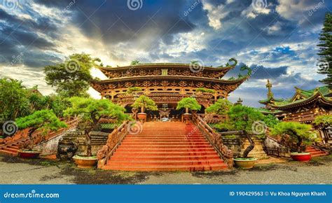 Aqing Temple! A Majestic Fusion of Buddhism and Nature in Anshun