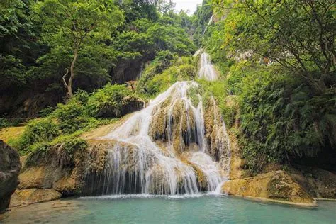 Explore the Mystical Beauty of Erawan Falls! An Enchanting Multi-Tiered Waterfall Paradise Nestled Deep within the Khao Yai National Park