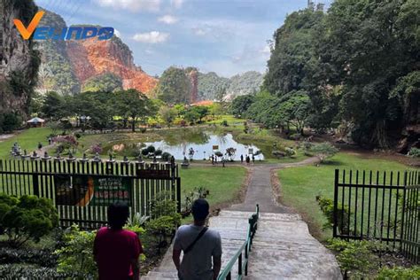 Kek Lok Tong Cave Temple! A Symphony of Serenity and Stone Carvings in Ipoh.