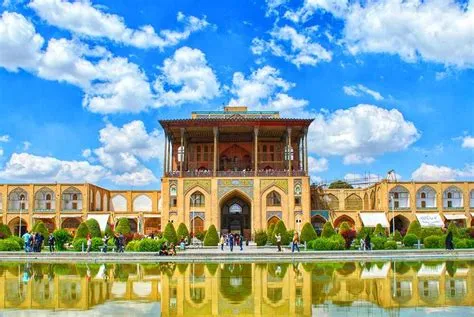 The Ali Qapu Palace: Majestic Symbol of Safavid Architectural Prowess!